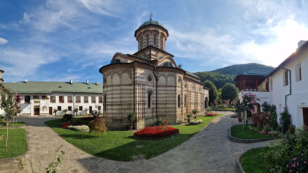 Monastero di Cozia: Veduta panoramica del monastero immerso tra le montagne, con la sua architettura affascinante e gli affreschi secolari che raccontano la storia e la spiritualità del luogo.