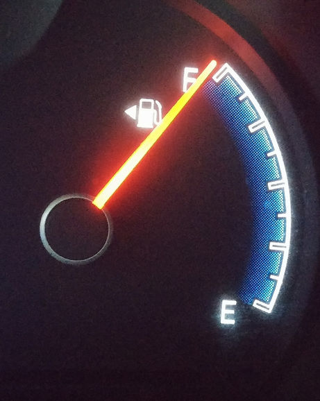 Indicador del depósito de gasolina de un coche lleno.