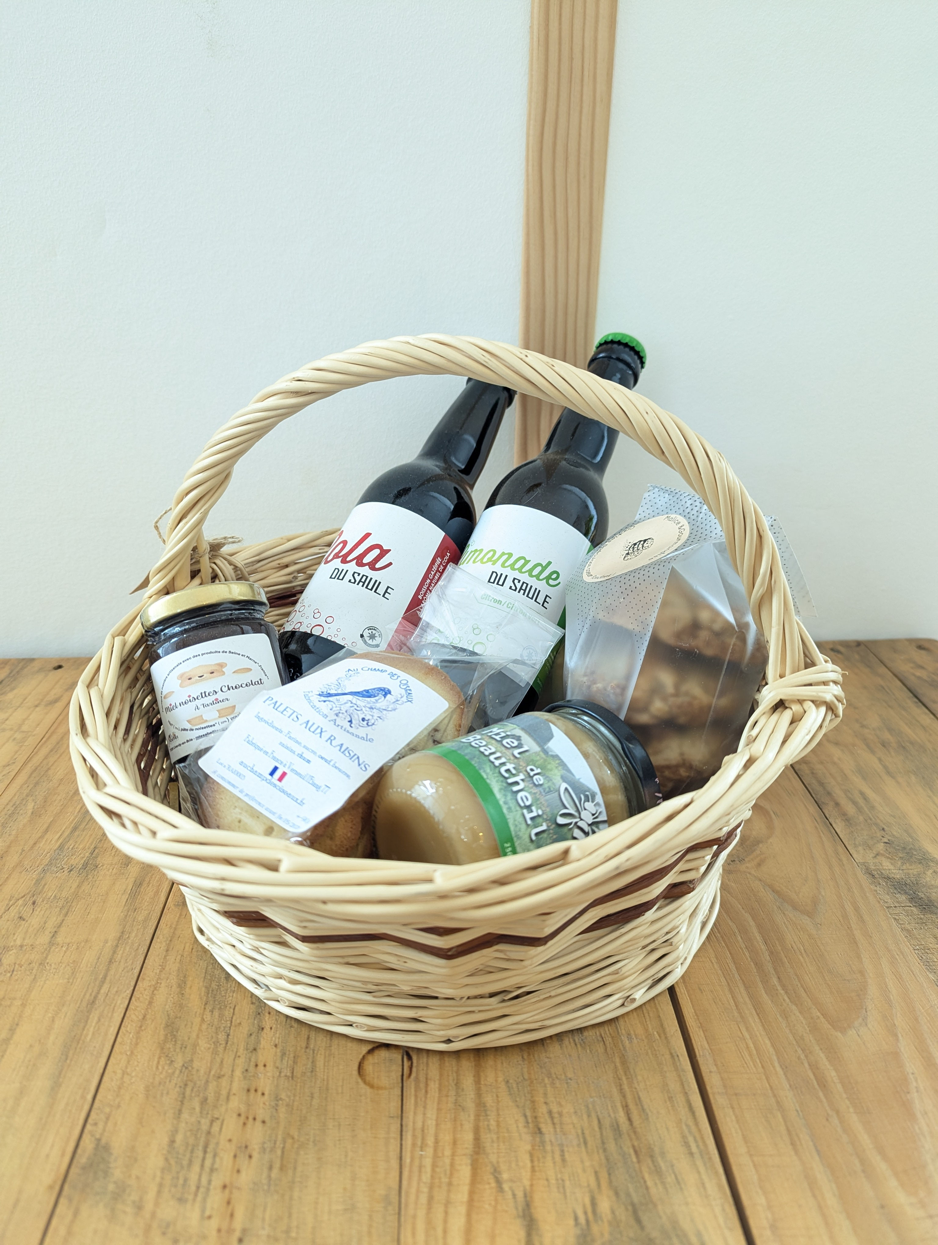 Panier en osier blanc et marron avec anse