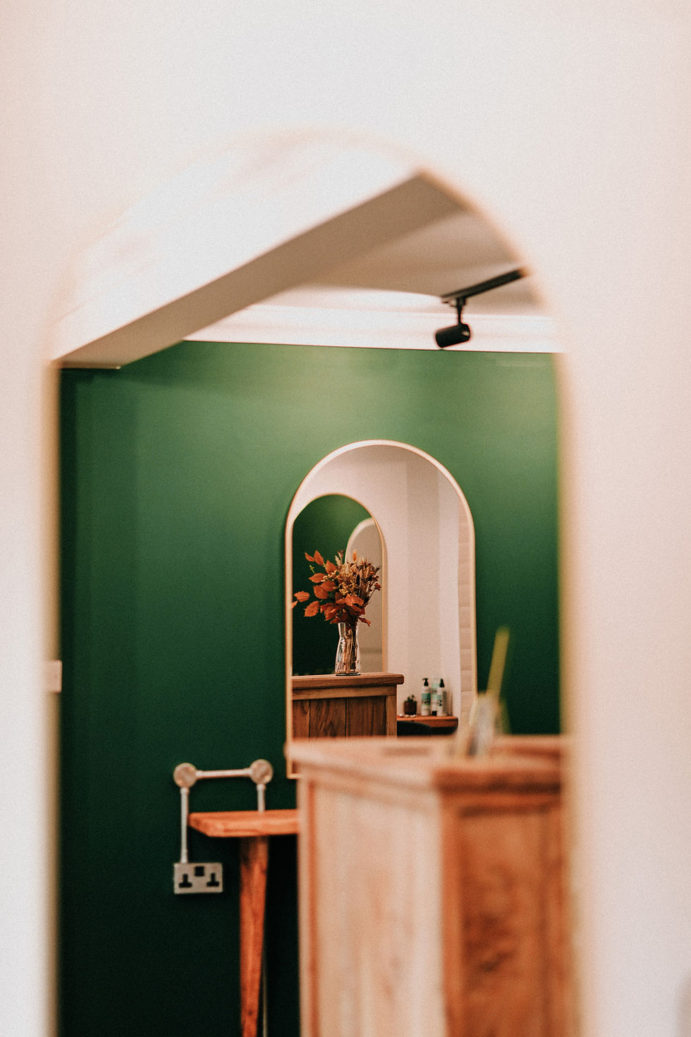 Har salon interior mirrors
