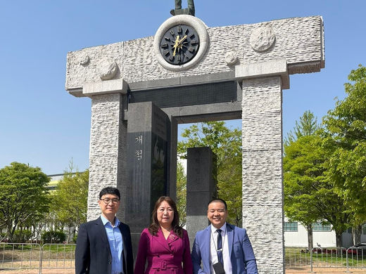 Идэр их сургуулийн дэд ерөнхийлөгч Ж.Бурмаа БНСУ-ийн Кёнсаны их сургуулиар айлчиллаа.