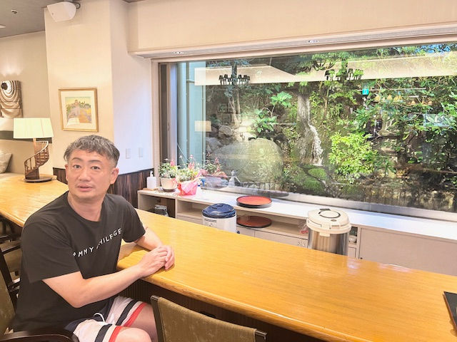 室内からは滝が見れました。