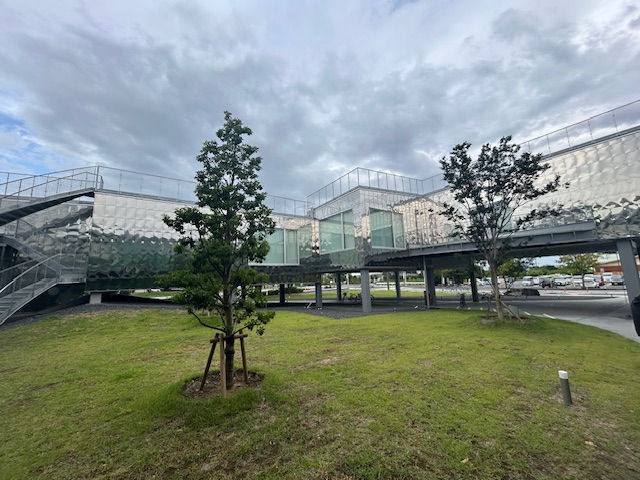 中庭からみたコワーキングスペース【AIRYS BASE】