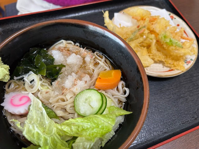 冷やしおろしそばはすこし粗目の大根おろし