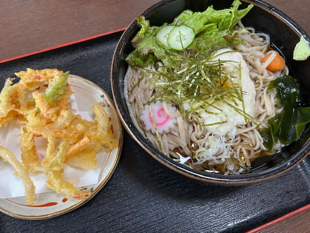 冷やしとろろそばにはうずらの卵