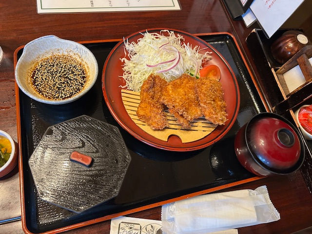 ソースかつでなく、チキンカツです。