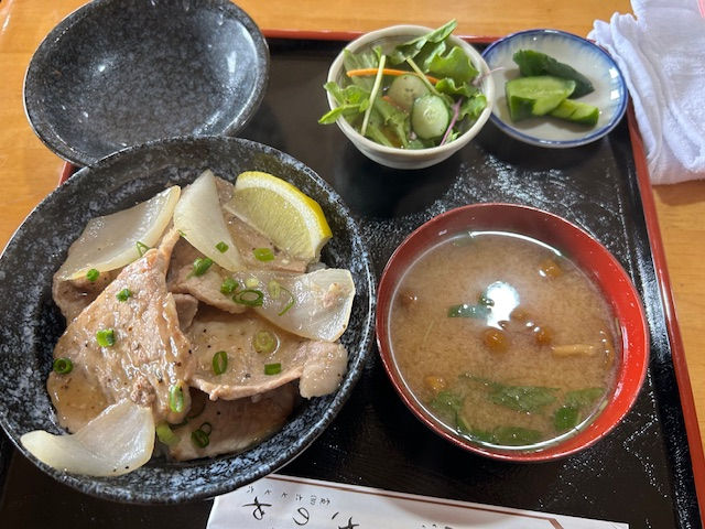 毎日違うランチメニュー 【焼肉丼】