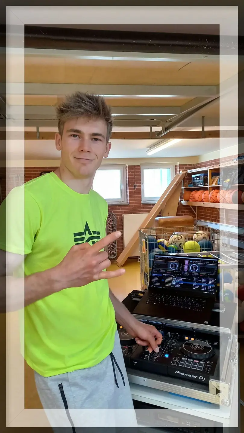 "DJ-Oliver Specht" beim auflegen (Foto: Jan-Paul Weber)