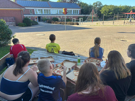 Die Trampolingruppe auf dem Pausenhof beim Pizza Essen