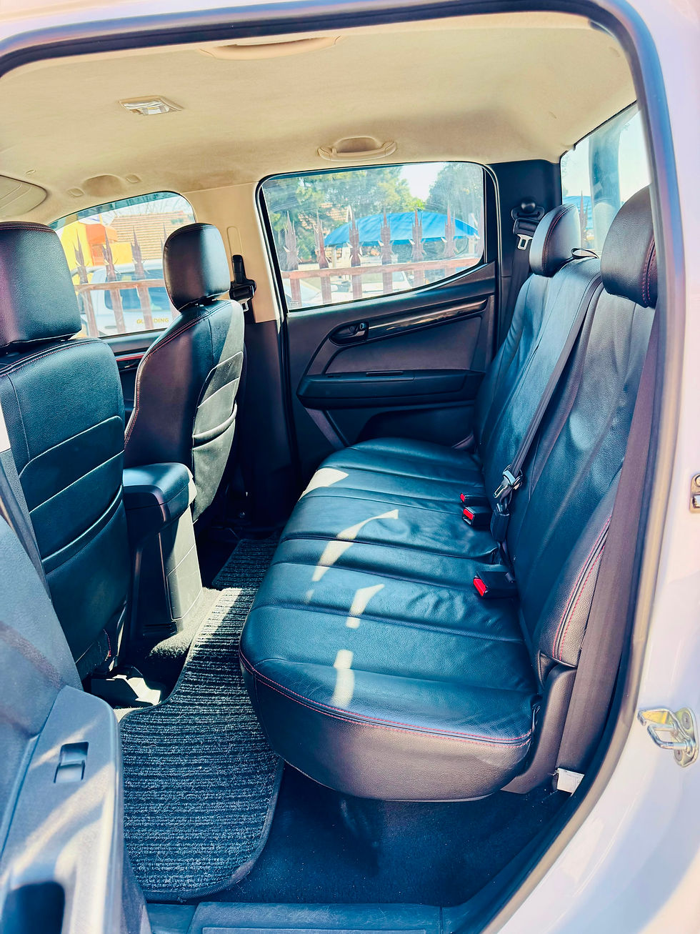 Thumbnail: 2018 Isuzu KB 250D-Teq D/C X-Rider 4x4: 112000km, FSH, Manual, Diesel.