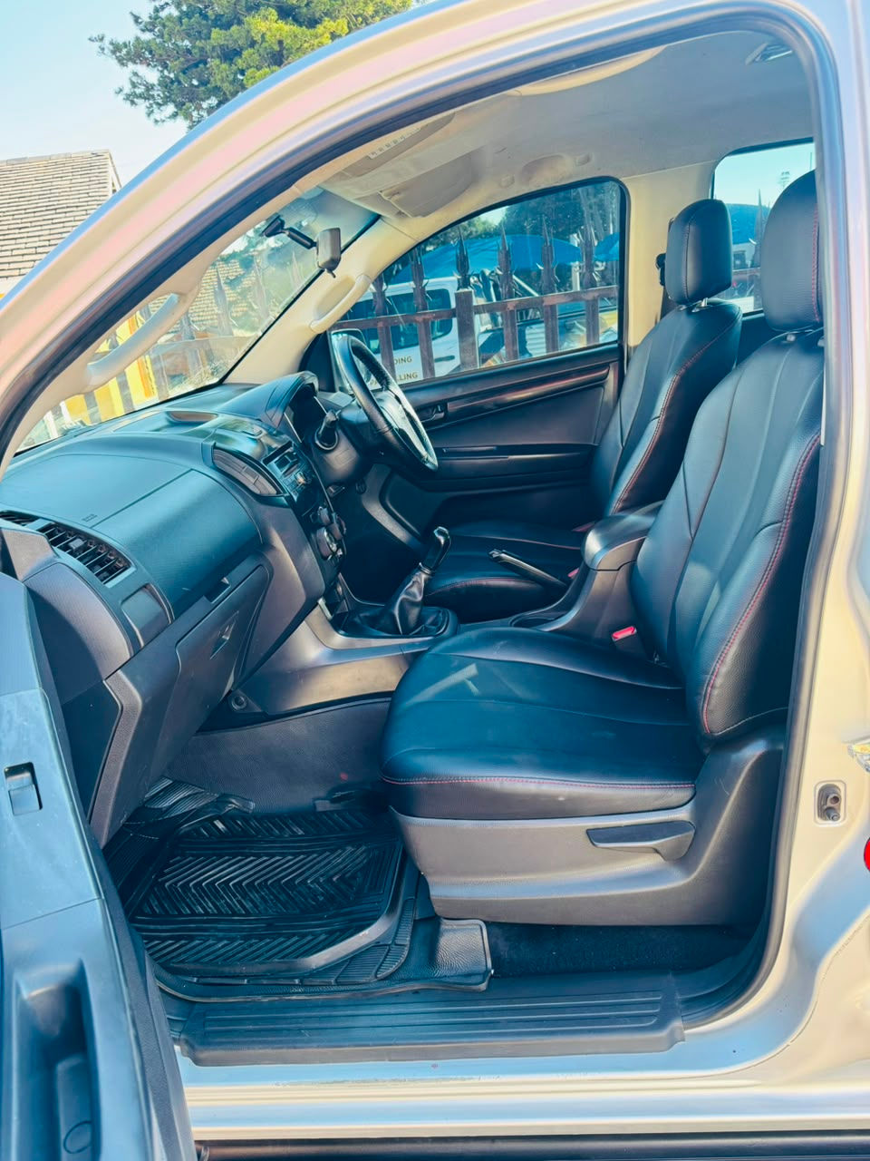 Thumbnail: 2019 Isuzu KB 250T-teq D/C: 103000km, FSH, Manual, Diesel.