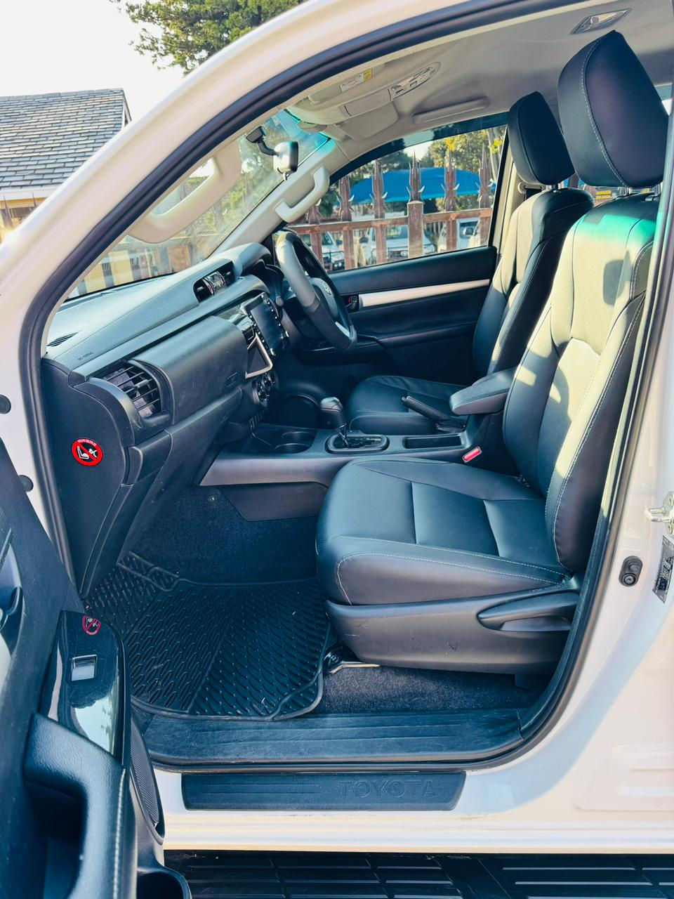 Thumbnail: 2025 Toyota Hilux 2.4GD-6 4x4, 90000km, FSH, Auto, Diesel.