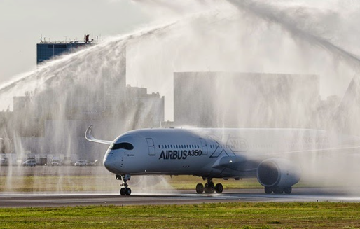 Pourquoi "arroser" un avion ou la signification du "water salute" - Par Julie BCantin