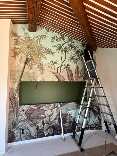 Un panorama tropical sur mesure pour sublimer la tête de lit.
