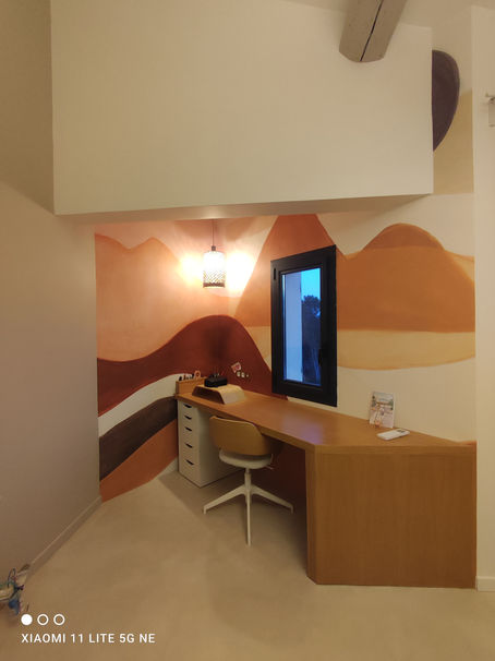 Un panorama désertique sur mesure pour un bureau inspirant.
