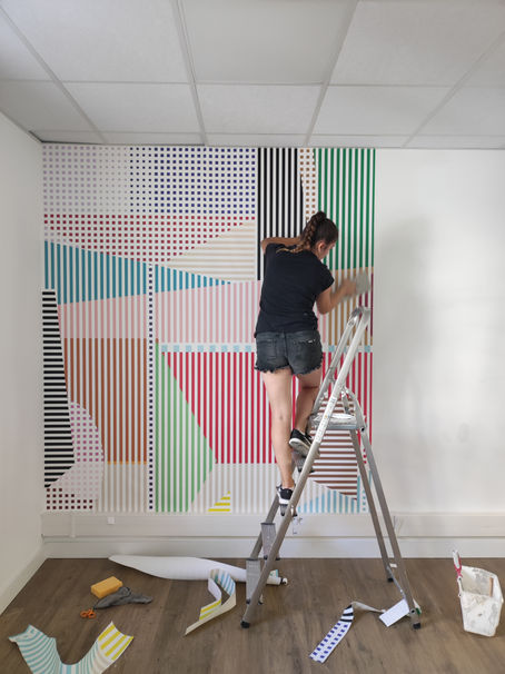 Un papier peint sur mesure qui habille l’espace de couleurs et de rythme.