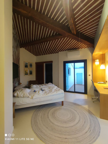 Un sol en béton ciré beige clair pour une chambre douce et contemporaine