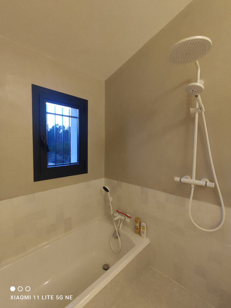 Une salle de bain design et épurée, entre modernité et artisanat