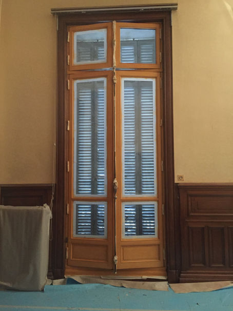 Rénovation de fenêtres avec effet faux bois : élégance et authenticité retrouvées