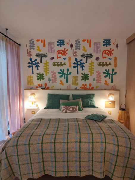 Une tête de lit sur mesure sublimée par un décor floral.