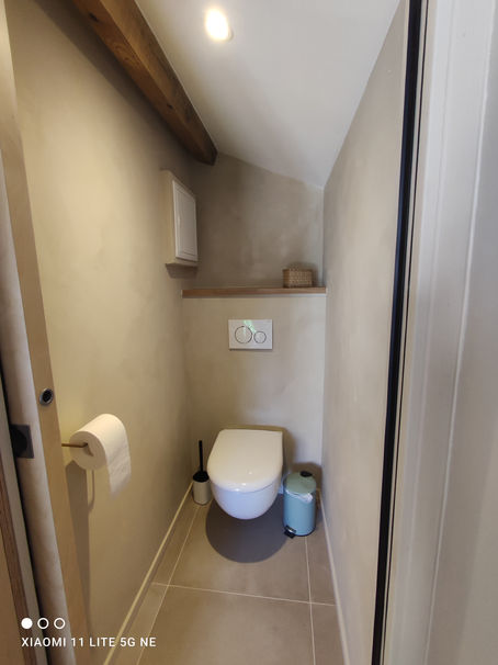 Sobriété élégante dans des toilettes