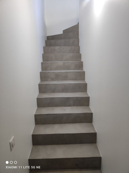Un escalier au style brut et raffiné