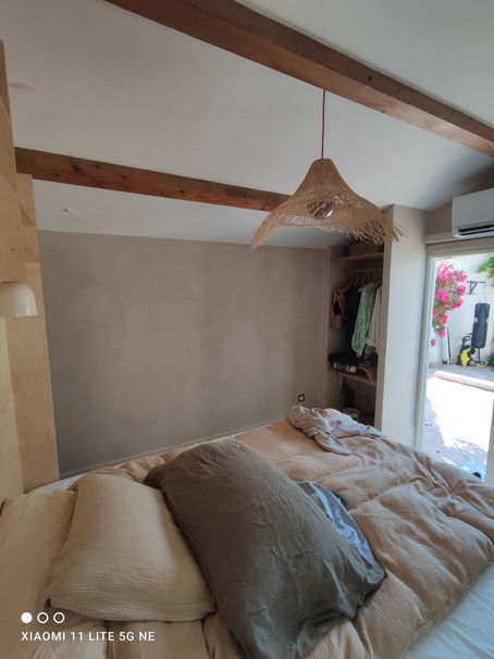 Élégance minérale dans une chambre