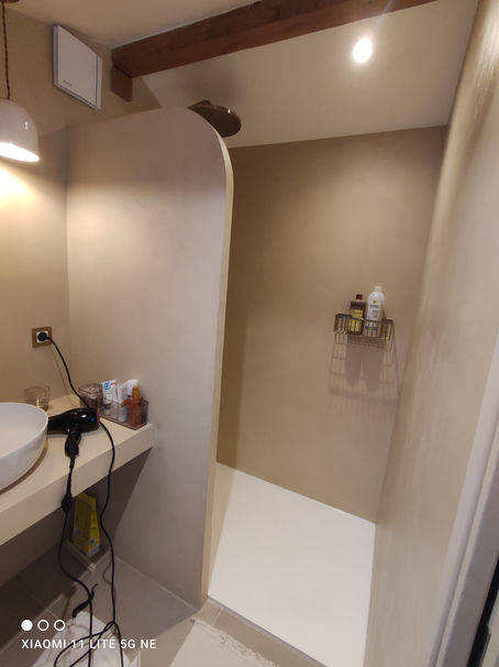 Une salle de bain 100 % béton ciré – Élégance, simplicité, durabilité.