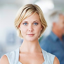 Femme avec Court Cheveux blonds témoignage heureux satisfait mincir perte de poids hypnose réduire fringales soir envies boulimie