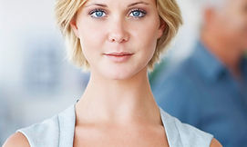 Kobieta z krótkimi blond włosami