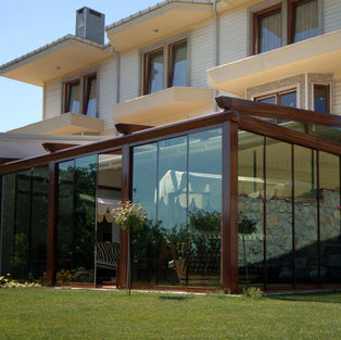 סגירת פרגולה במצב סגור עם מערכת זכוכיות מתקפלות