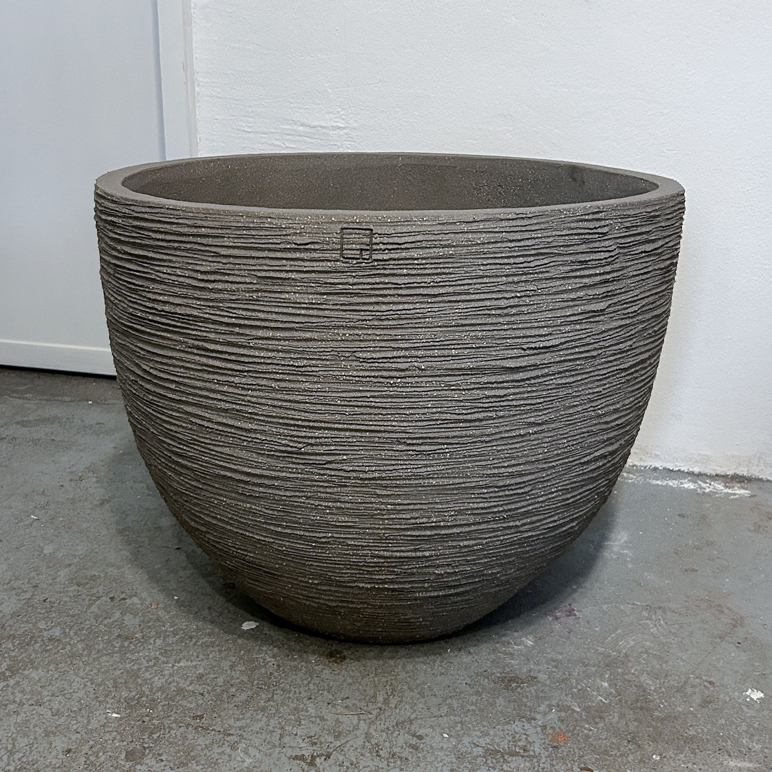 Pflanzgefäss, new grey, hellgrau, Textur, Topf, frostbeständig, Ton, Atelier Vierkant, Magnolia Outdoors, Terrasse, Garten