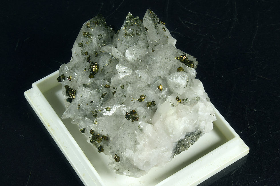 Thumbnail: Chalcopyrite on Calcite crystals