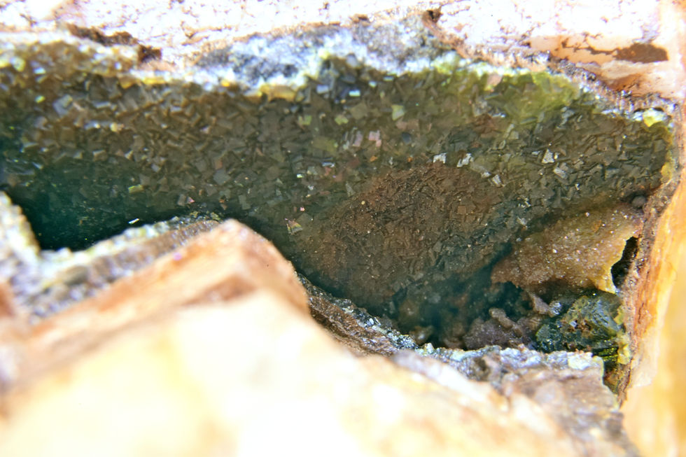 Thumbnail: Pharmacosiderite and goethite on quartz crystals