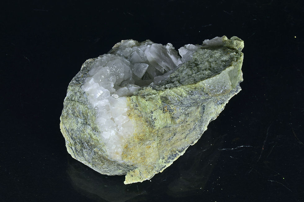 Thumbnail: Calcite crystals lining cavity in rock matrix