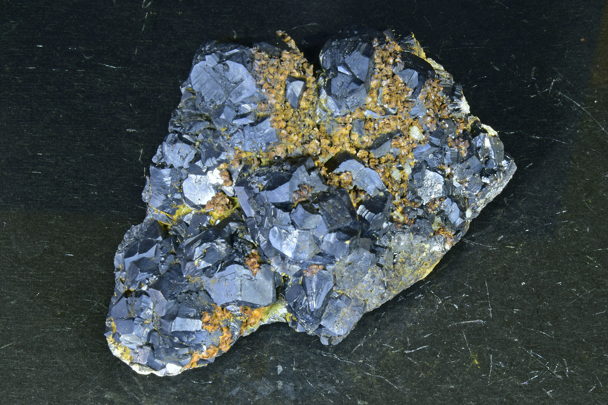 Sphalerite crystals and siderite on rock matrix