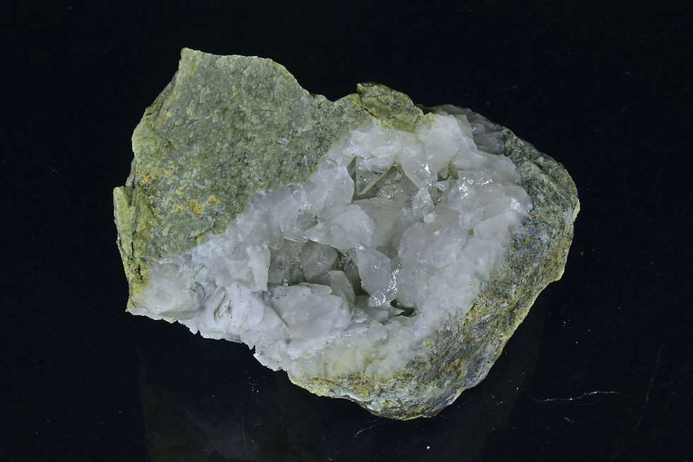 Calcite crystals lining cavity in rock matrix