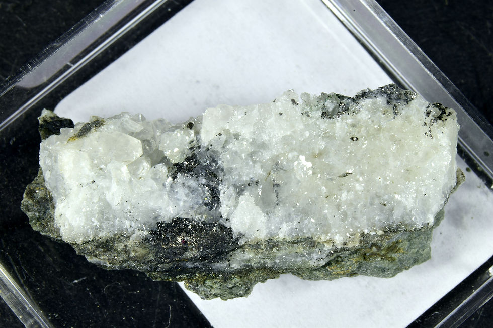 Thumbnail: Enargite crystals on quartz