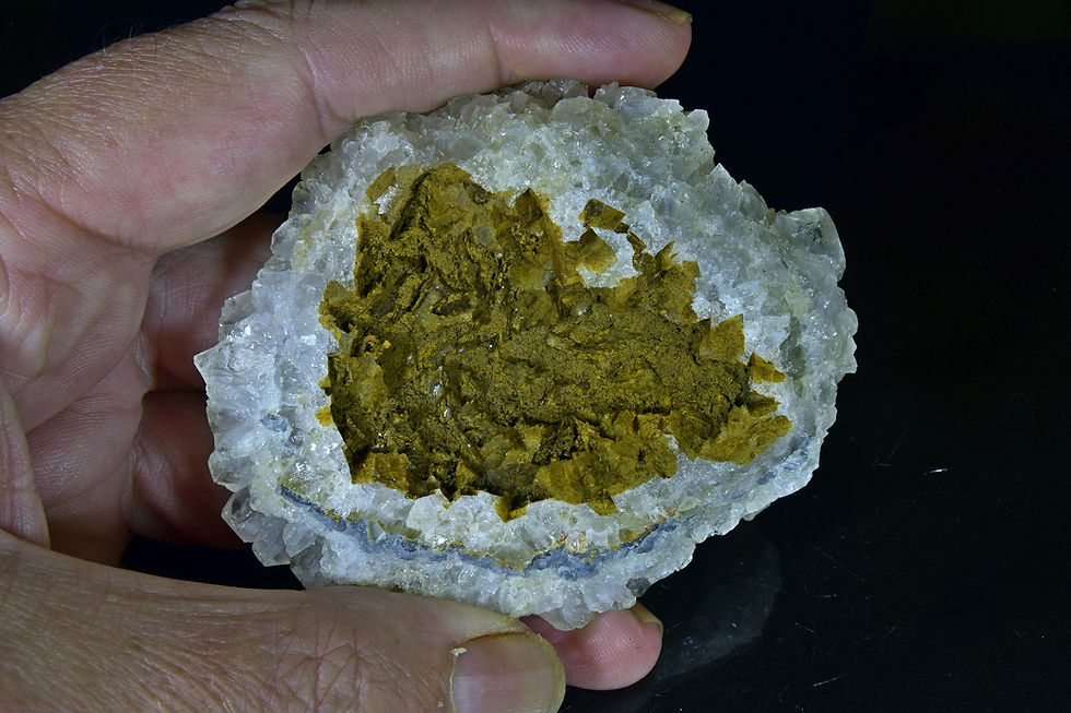 Thumbnail: White quartz crystals