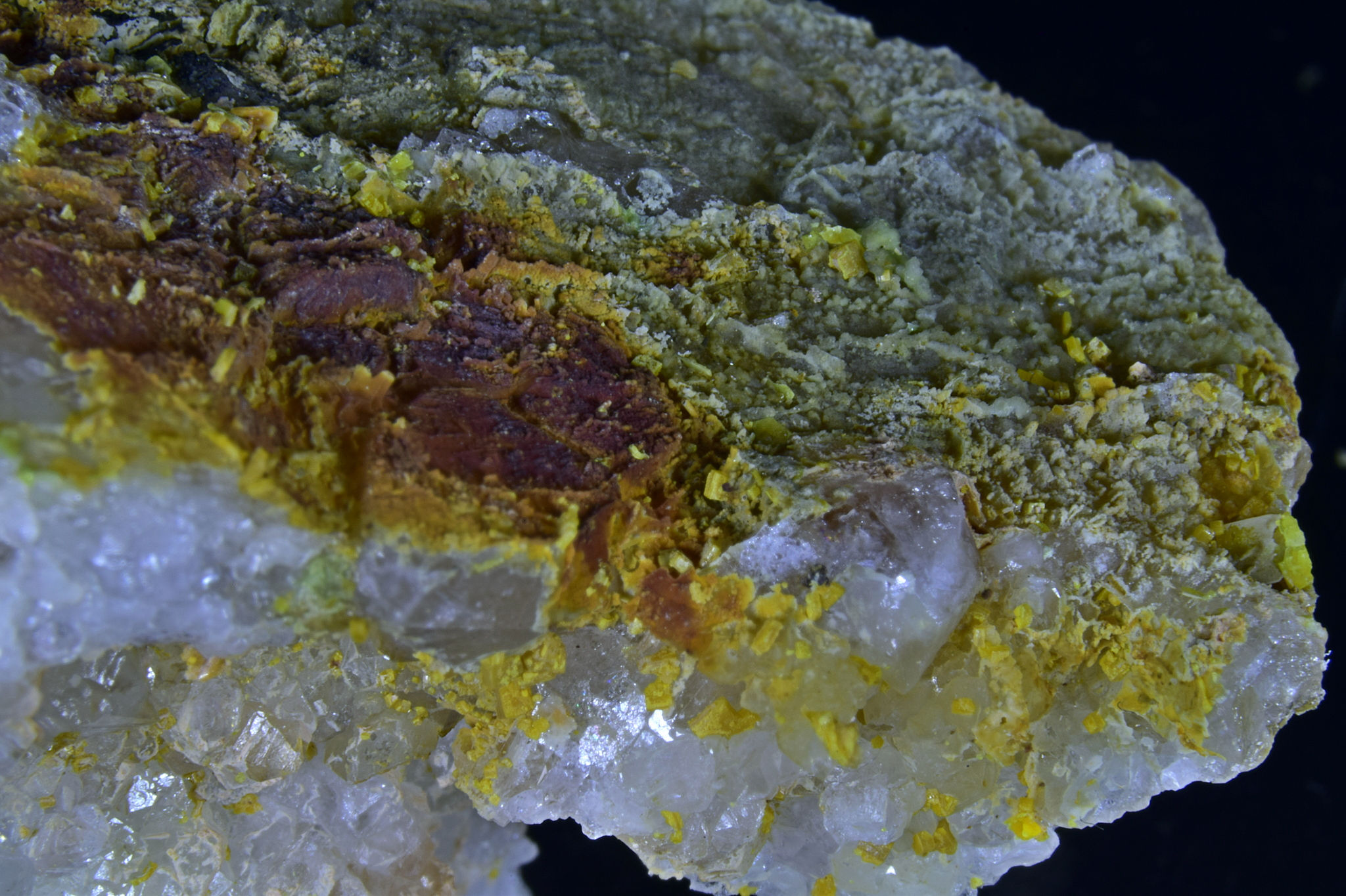 tabular wulfenite with plumbogummite on quartz