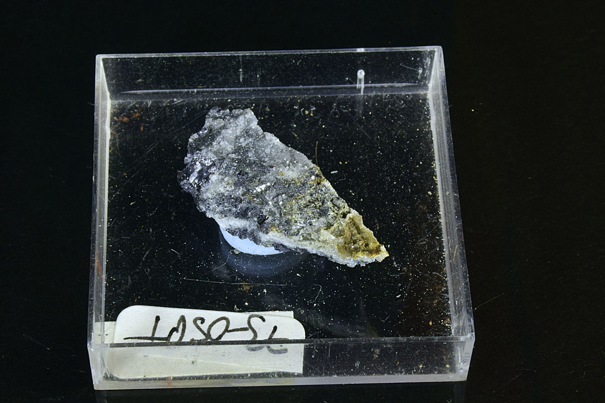 Leadhillite in decomposing galena and quartz matrix