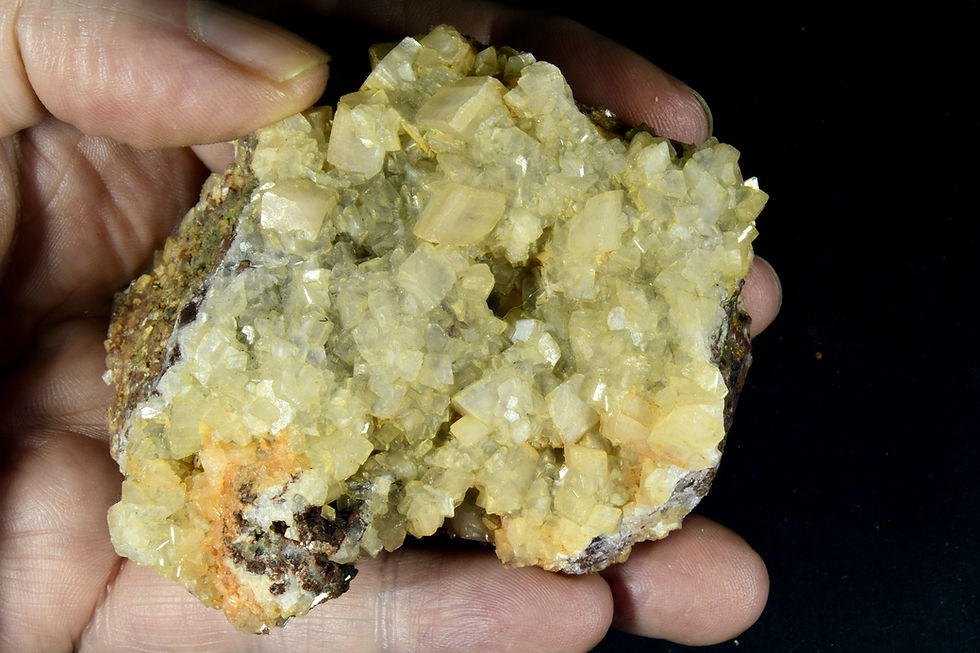 Thumbnail: Dolomite on quartz