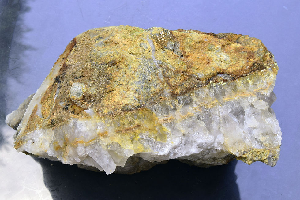 Thumbnail: Stolzite and Pyromorphite on veinstone
