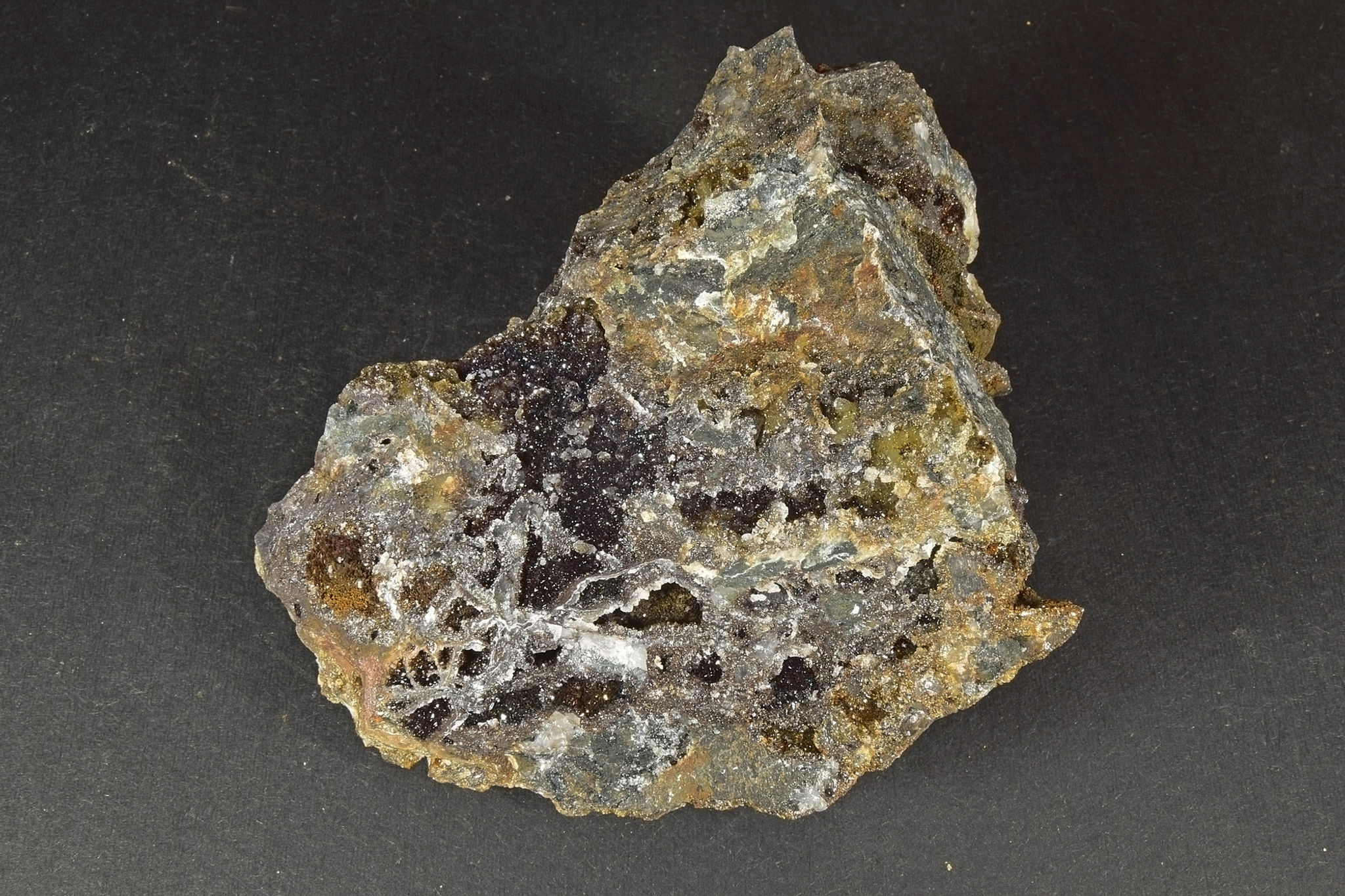 Francolite and Siderite lining cavities in veinstone