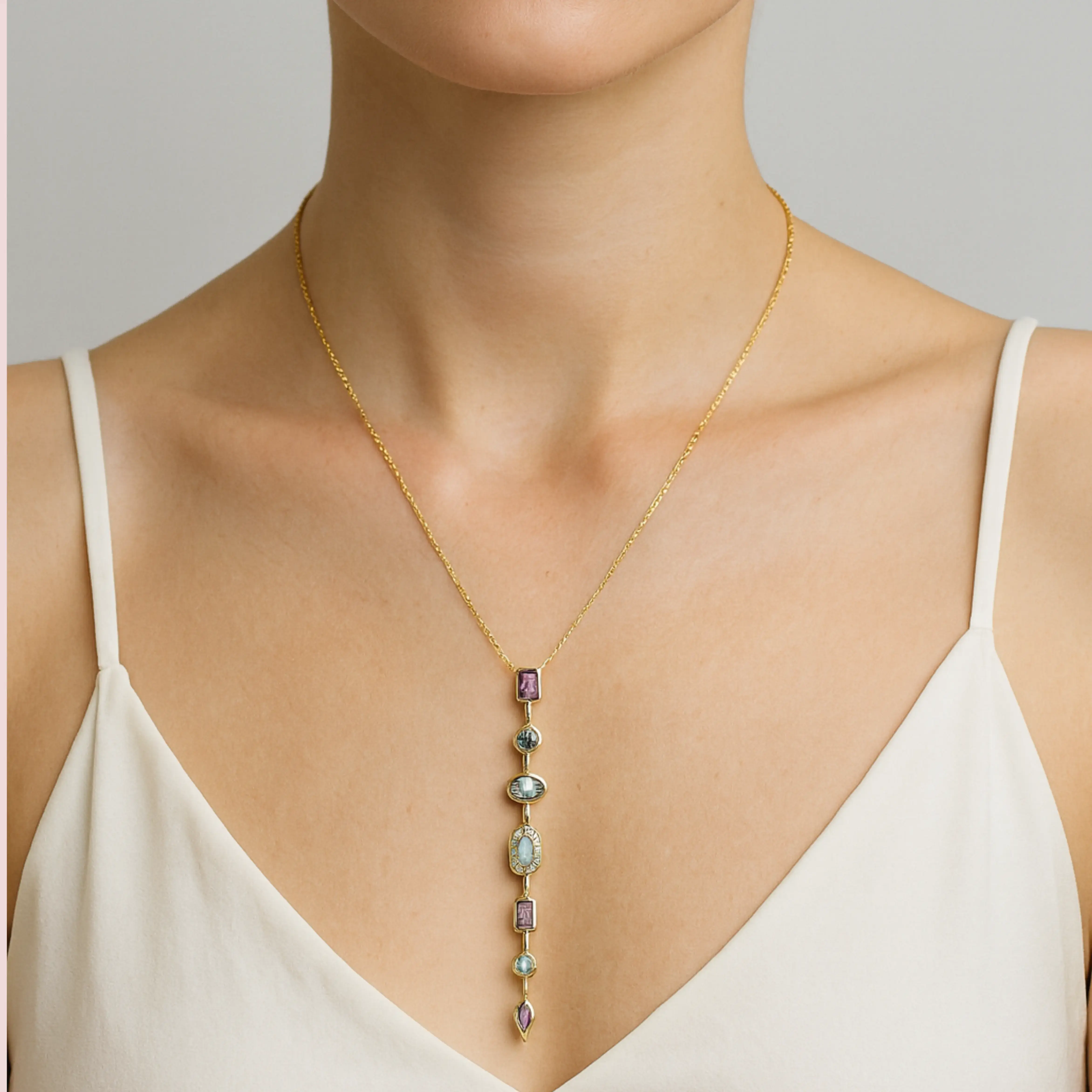 7 element renkli taşlı y model kadın kolye sarı altın kaplama manken üzerinde