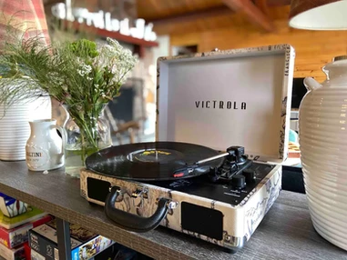 Skypine Lodge record player vinyl retro design