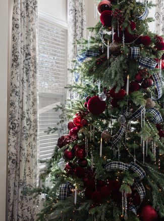 The Magic of Holiday Interiors: Creating Spaces That Sparkle
