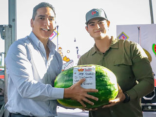 Asiste Santana a la feria de la sandía 2025