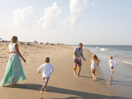 How Do You Take Good Family Photos on the Beach? A Guide from a Delaware Photographer