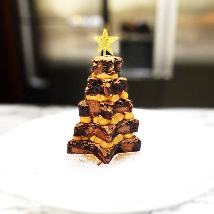 Árvore de Natal feita com brownie e doce de leite caseiro.